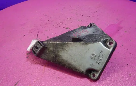 Audi A4 S4 B5 8D Engine mounting bracket 4B0199307C