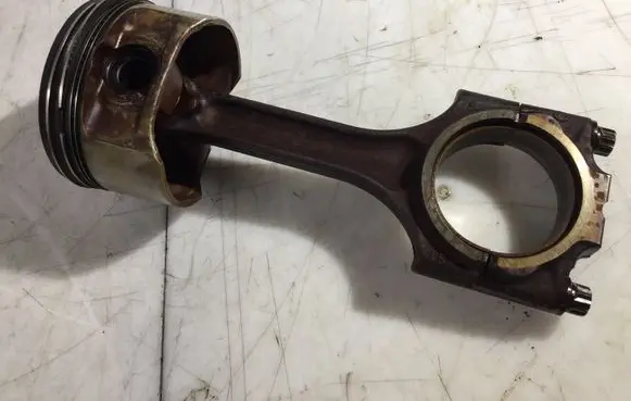 Volvo V70 Piston with connecting rod