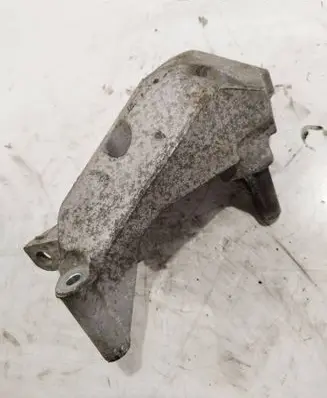 Volkswagen Polo IV 9N3 Engine mounting bracket 045199207
