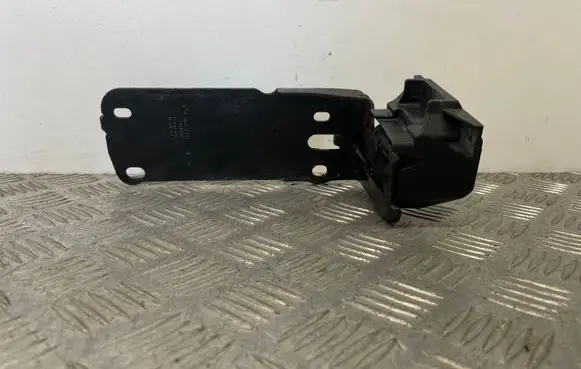 BMW 3 E90 E91 Radiator mount bracket 7117812 51647117812 7591647