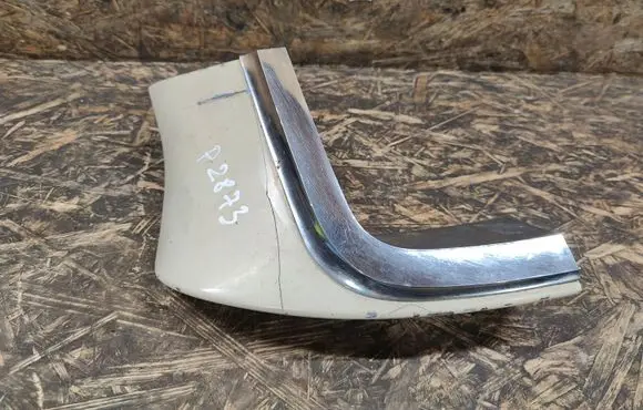 Buick LeSabre Rear/tail light trim molding 4472525