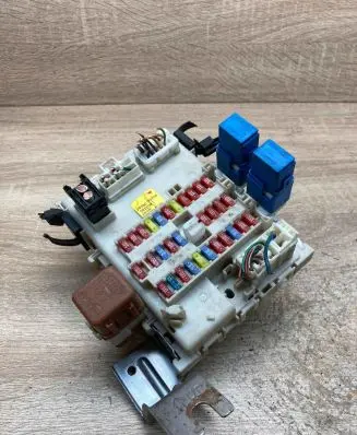 Nissan Primera Fuse module 24350AV700 051204