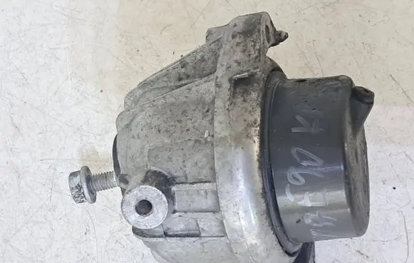 BMW 3 E90 E91 Engine mount bracket 6773247