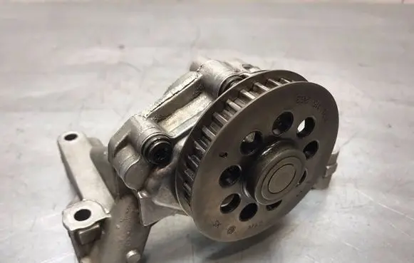 Volkswagen Golf VI Oil pump 03L115105B