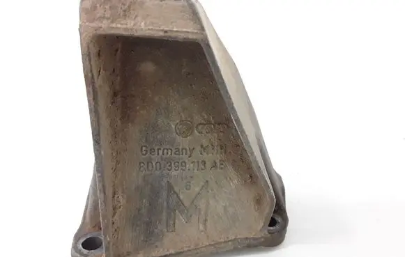 Volkswagen PASSAT B5 Engine mounting bracket