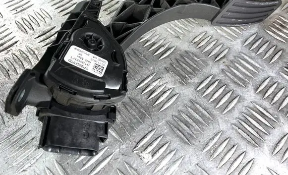 Volvo V60 Accelerator throttle pedal 31329371
