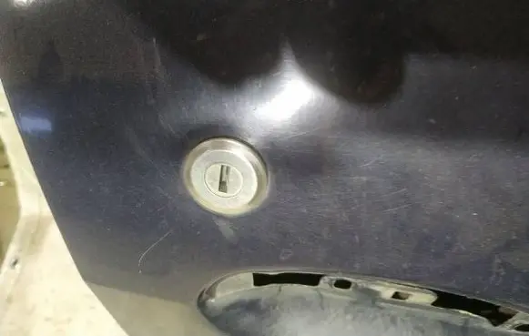 Dacia Logan I Front door lock (next to the handle) 