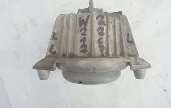 Mercedes-Benz E W212 Engine mount bracket A2122406317