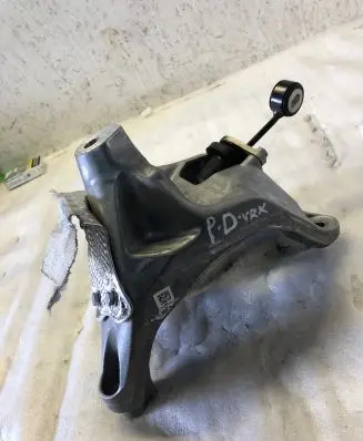 Audi A4 S4 B9 8W Engine mounting bracket 4m0199308ce