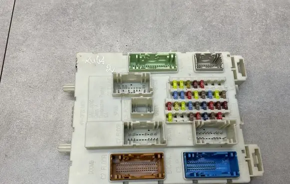 Ford Kuga II Fuse module DV6T14A073FE