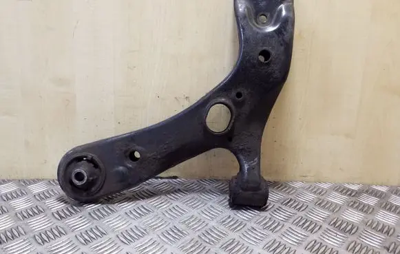 Toyota Avensis T270 Front lower control arm/wishbone
