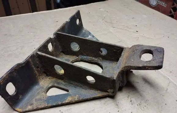 Chrysler Pacifica Engine mounting bracket 10821735