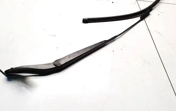Front wiper blade arm