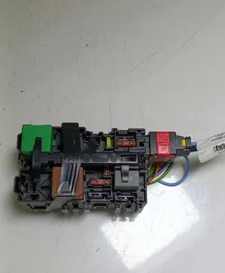 Peugeot Expert Fuse module 9806192580