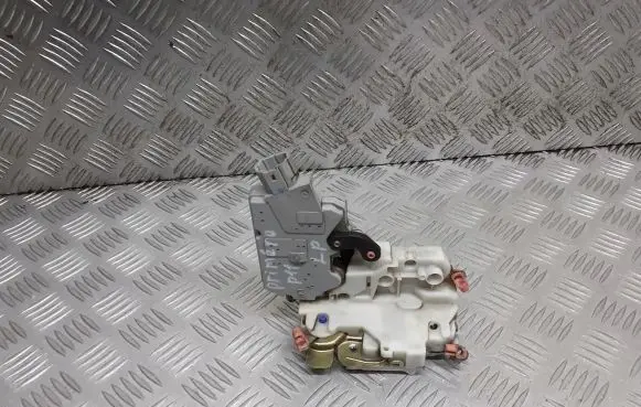 Nissan Primera Front door lock
