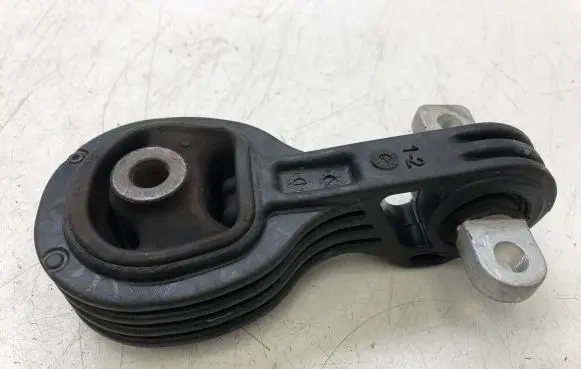 Honda CR-V Engine mount bracket