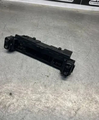 Mercedes-Benz E W210 Seat heating switch 2108200151 679305