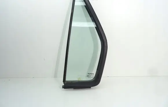 Honda CR-V Front triangle window/glass 