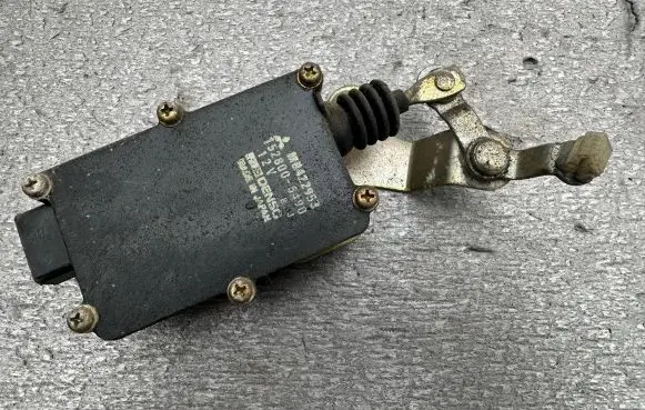 Mitsubishi Pajero Front door lock MB422953