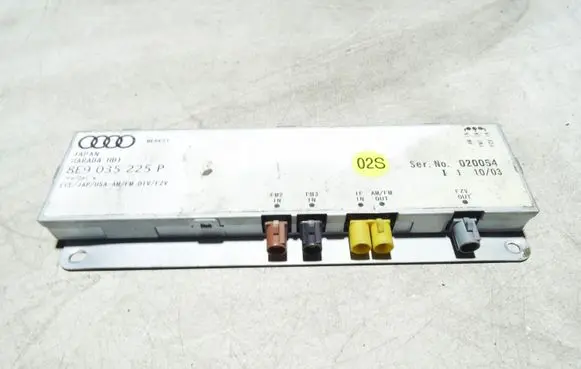 Audi A4 S4 B7 8E 8H Aerial antenna amplifier 8E9035225P