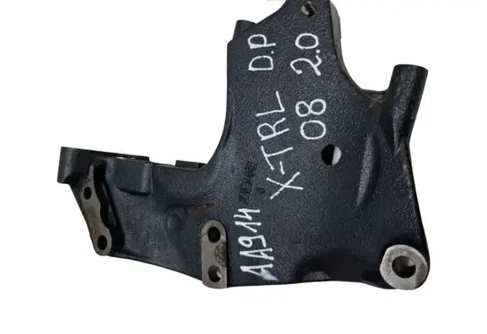 Nissan X-Trail T31 Engine mounting bracket 75302