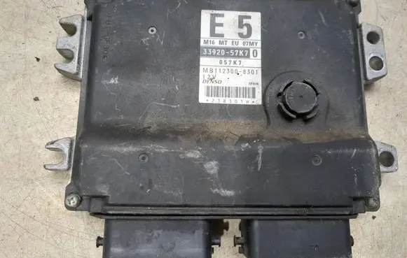 Suzuki Swift I Engine control unit/module 3392057K7 MB1123008301