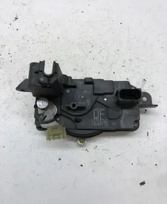 Opel Zafira B Front door lock 13210748