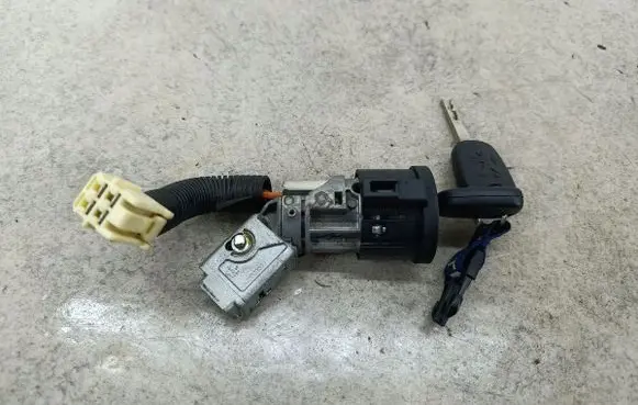 Peugeot 107 Ignition lock N0502200VALEO