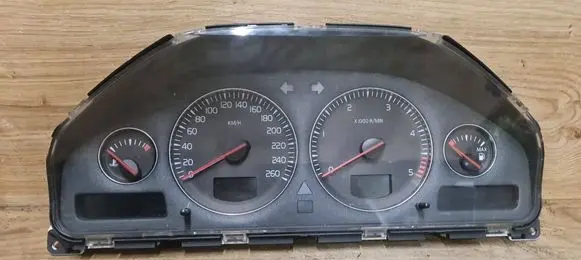 Volvo XC70 Speedometer (instrument cluster) 30682277
