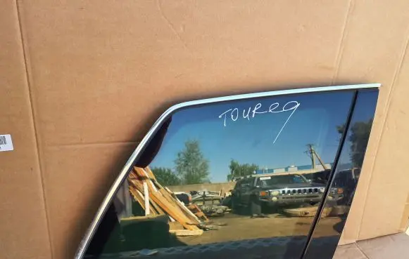 Volkswagen Touareg I Rear side window