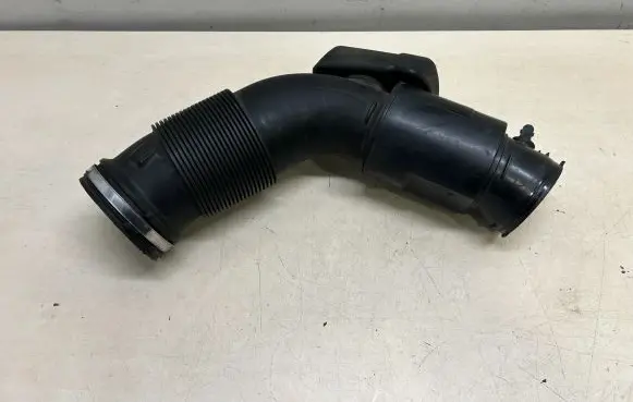 Porsche Cayenne (92A) Air intake hose/pipe 7P0129684B