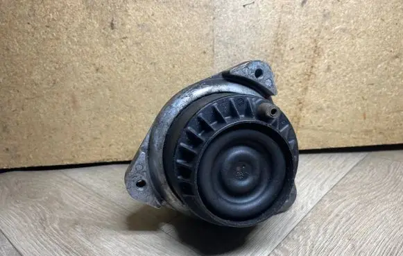 BMW 7 F01 F02 F03 F04 Engine mount bracket 6777374 22116777374 2211677737401