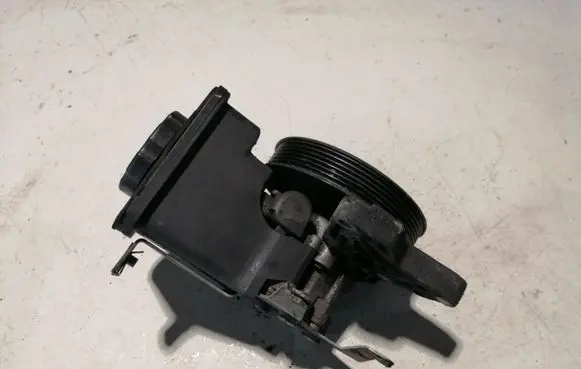 BMW 5 E60 E61 Power steering pump 7693974