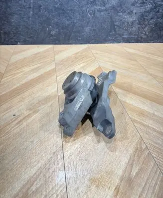 Chevrolet Epica Engine mount bracket 573AS200B
