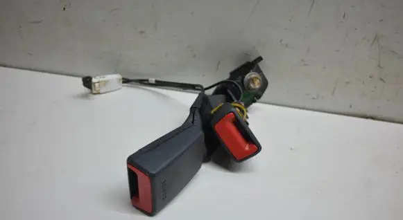 Middle seatbelt buckle (rear)