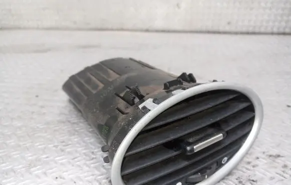 Ford Focus Dash center air vent grill 4M51A014L21AD