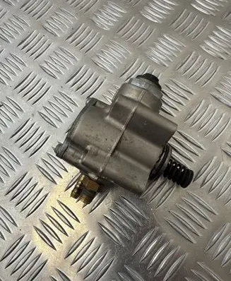 Volkswagen Touran I Fuel injection high pressure pump 03C127025T HFS85304