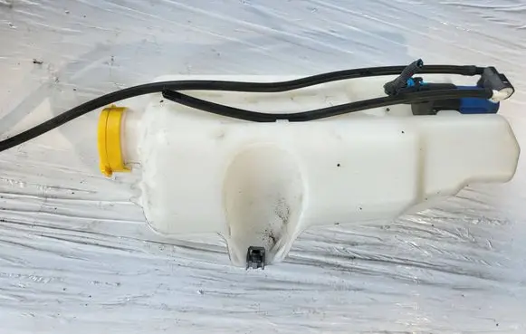 Windshield washer fluid reservoir/tank