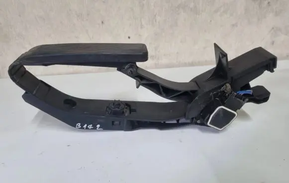 Mercedes-Benz E W211 Accelerator throttle pedal A2113000404