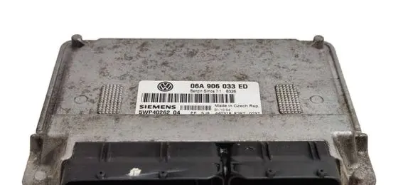 Volkswagen Touran I Engine control unit/module 06A906033ED 5WP40262 FT2570