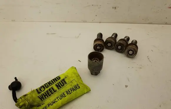 Volvo XC70 Anti-theft wheel nuts and lock 01274802999