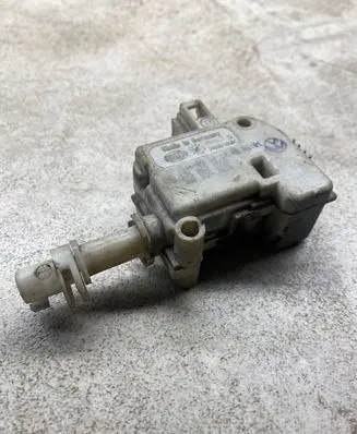 Volkswagen Golf IV Central locking motor 1J6862159A 3B0959781B