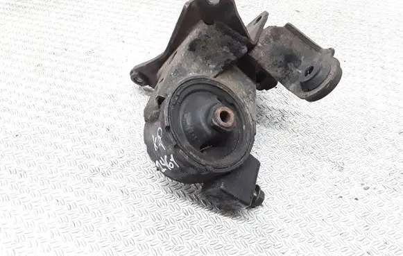 Nissan Primera Engine mount bracket