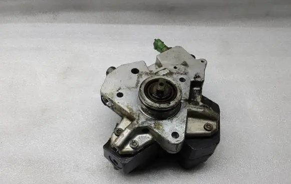 Volvo XC90 Fuel injection high pressure pump 8692521 0445010111