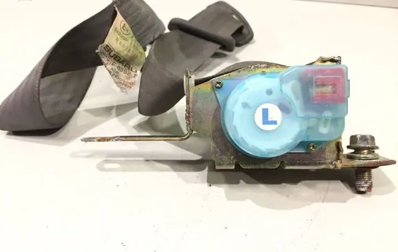 Subaru Impreza I Front seatbelt