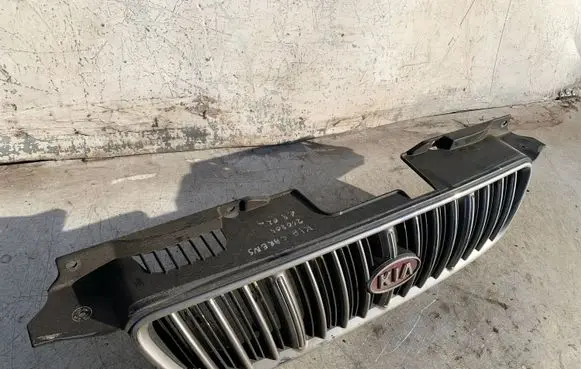 KIA Carens I Front bumper upper radiator grill