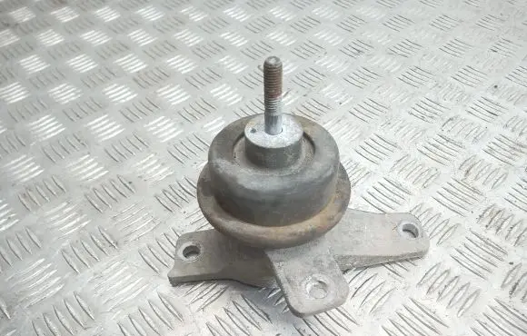 Mitsubishi Colt Engine mount bracket