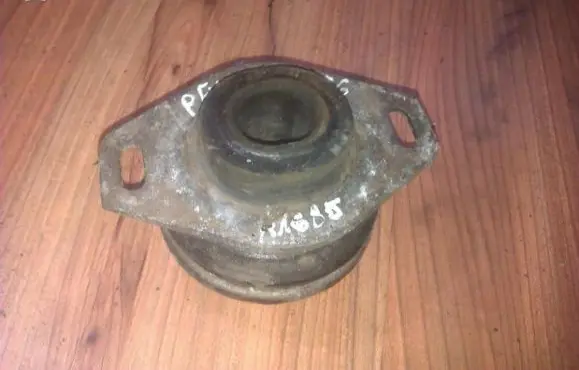 Peugeot 406 Engine mount bracket