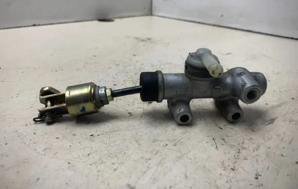 Toyota Previa (XR30, XR40) II Clutch master cylinder