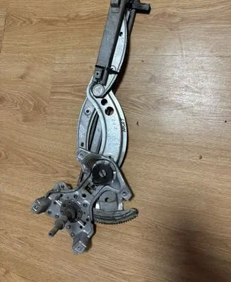 Volkswagen PASSAT B3 Front door manual window regulator 